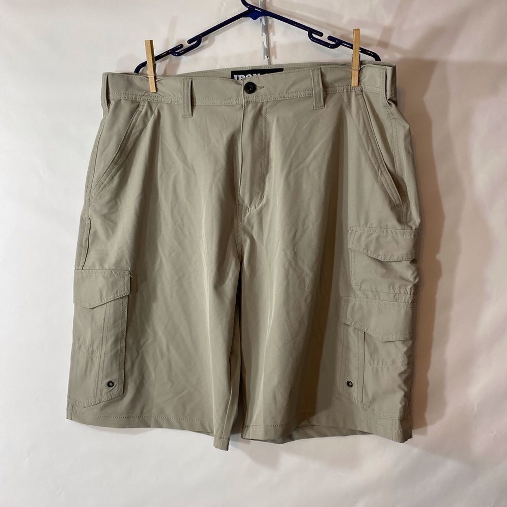 NWOT Lightweight Men’s Khaki Cargo Shorts Size 44